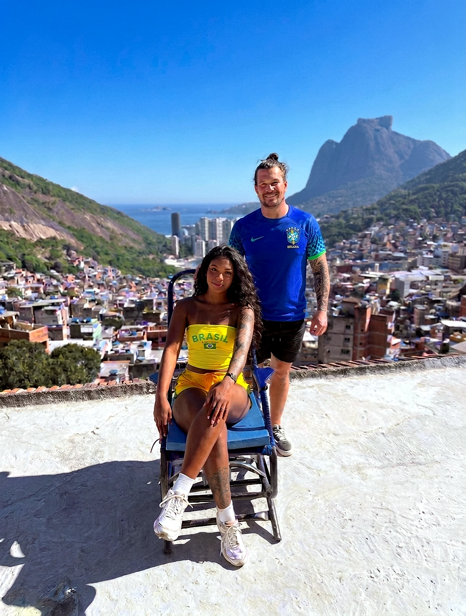 Turista em mirante da Rocinha