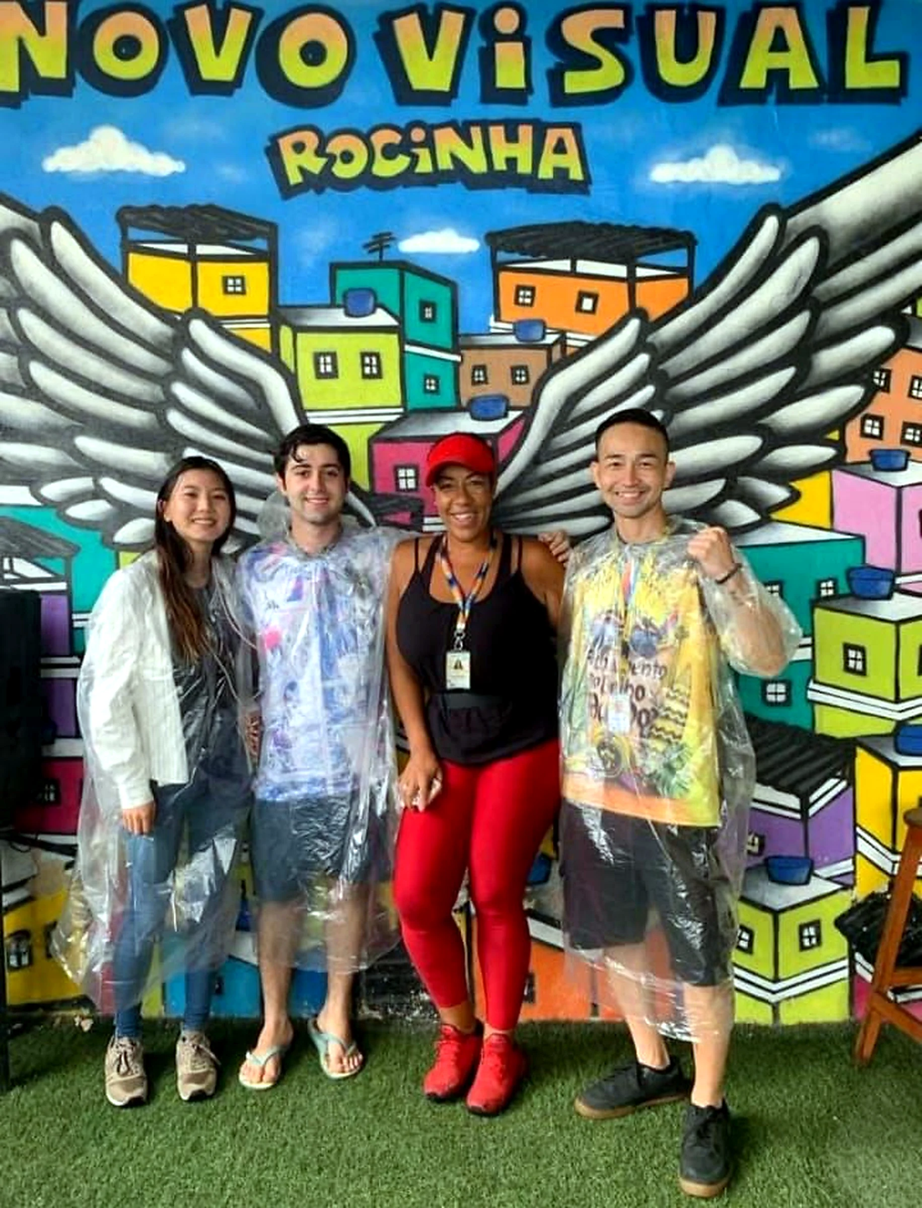 Visitantes em mural da Rocinha