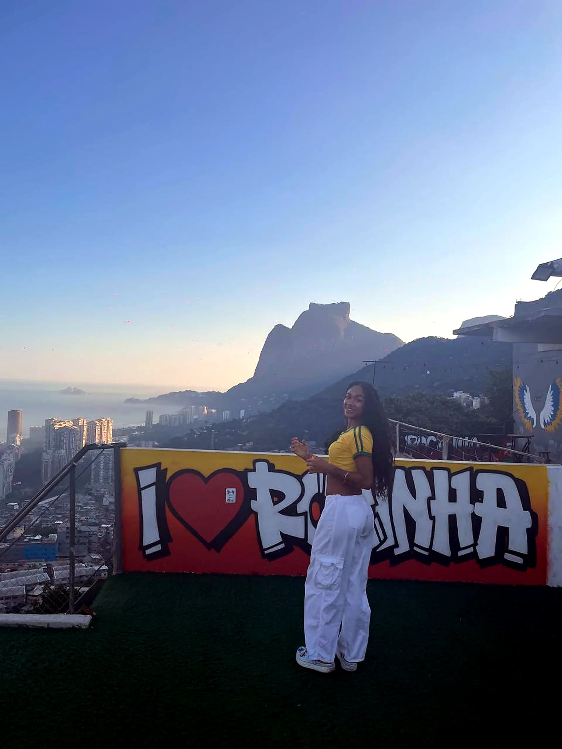 Visitante em ponto turístico da Rocinha